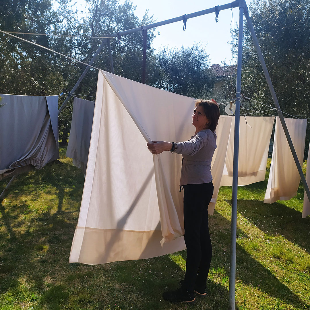 Donatella che stende al sole per rendere il bucato green